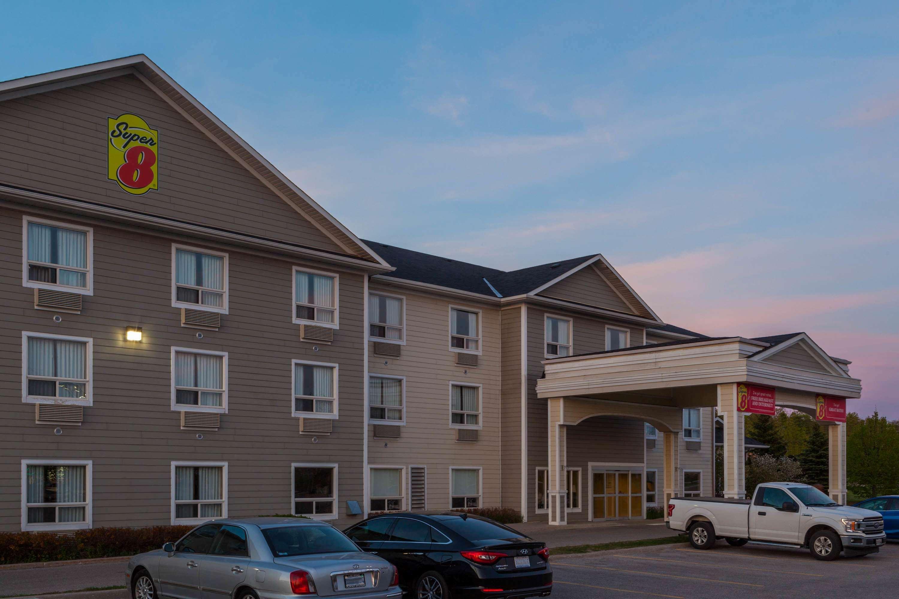 Hotel Super 8 By Wyndham Midland Exteriér fotografie